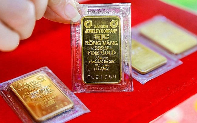 Giá vàng trong nước và thế giới đồng loạt "lao dốc"