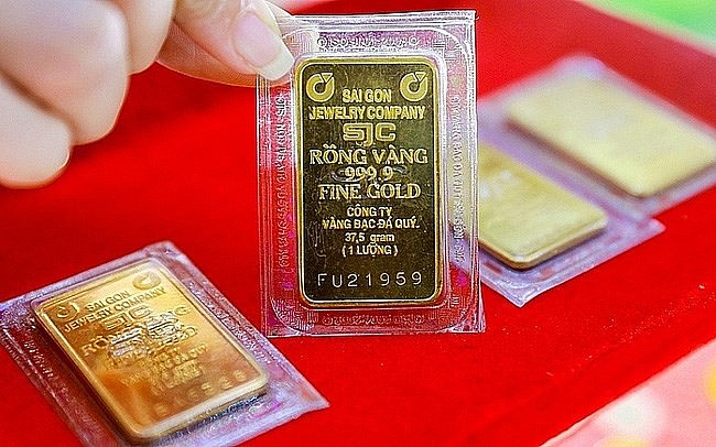 Giá vàng trong nước và thế giới đồng loạt "lao dốc"