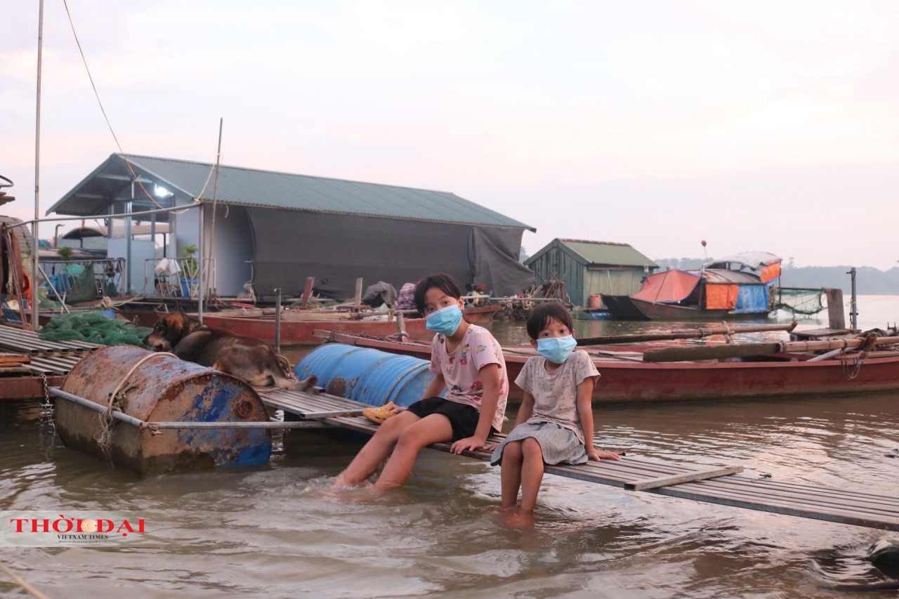 Khát khao trở lại trường học của những em nhỏ "lênh đênh"