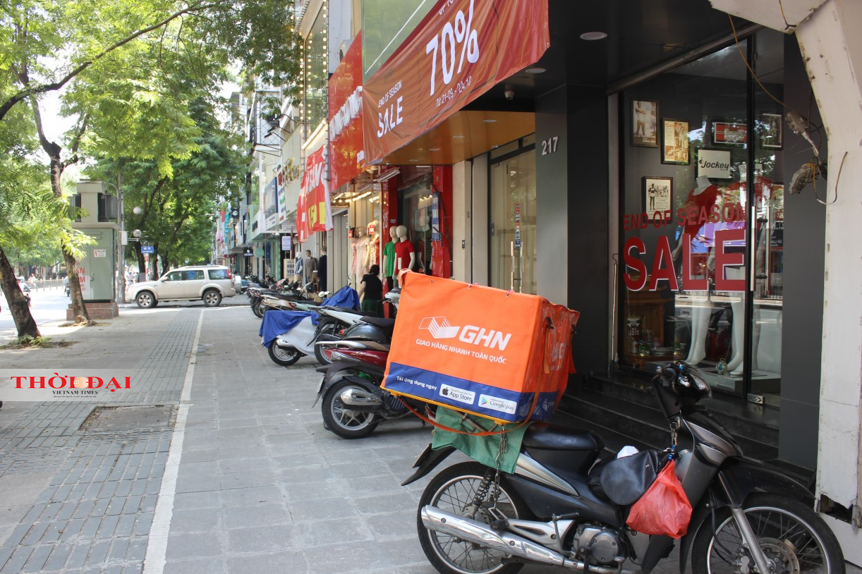 Từ ngày 28/9, các cửa hàng may mặc, thời trang, hóa mỹ phẩm, trung tâm thương mại trên địa bàn Hà Nội đã được hoạt động trở lại sau hơn 2 tháng tạm dừng để phòng dịch Covid-19.