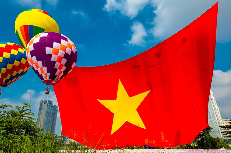 Thành phố Hồ Chí Minh thả khinh khí cầu kéo đại kỳ mừng lễ Quốc khánh ảnh 1