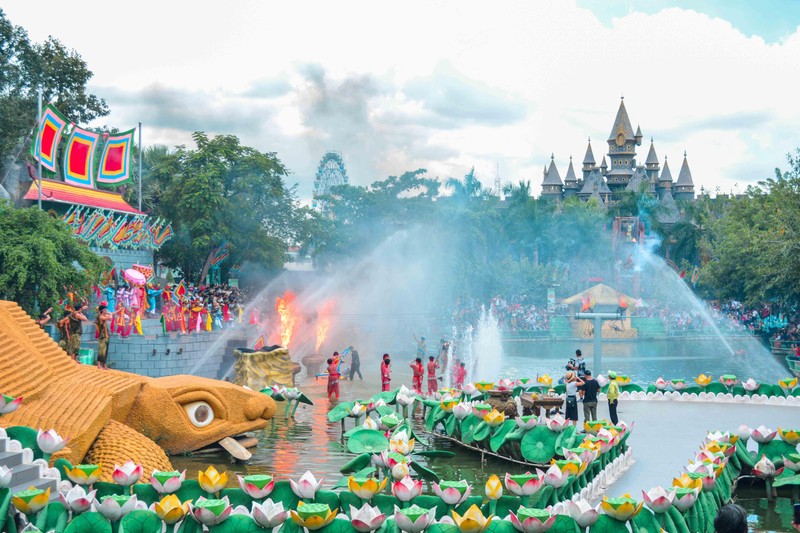 Thành phố Hồ Chí Minh thả khinh khí cầu kéo đại kỳ mừng lễ Quốc khánh ảnh 3