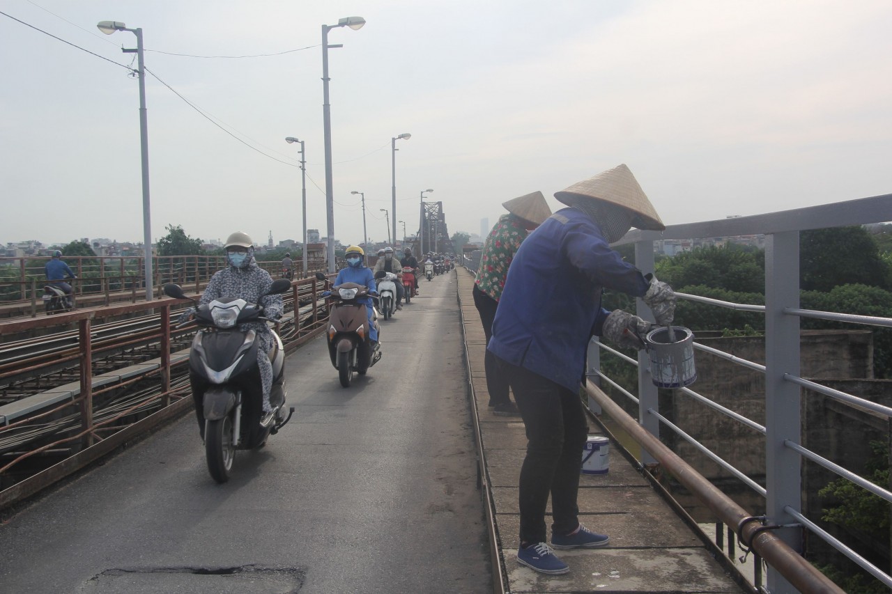 Người dân vẫn có thể di chuyển dễ dàng trên cầu Long Biên, do việc thi công chỉ chủ yếu tập trung ở lan can cầu nên không làm ảnh hưởng nhiều đến các phương tiện lưu thông trên cầu.
