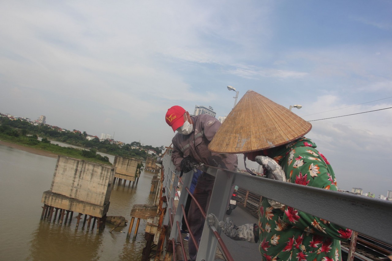 2000 mét vuông lan can cầu Long Biên được 