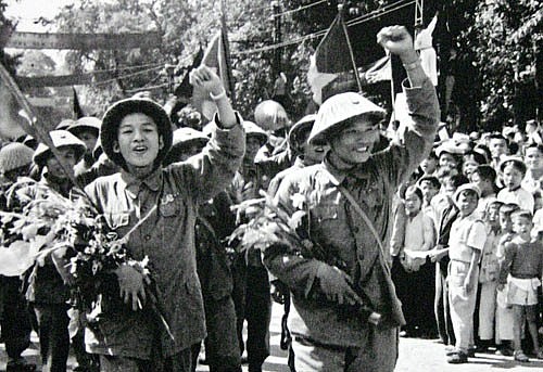Sau 9 năm trường kỳ kháng chiến chống thực dân Pháp, quân ta đã trở về tiếp quản Thủ đô Hà Nội vào ngày 10/10/1954. Ảnh tư liệu