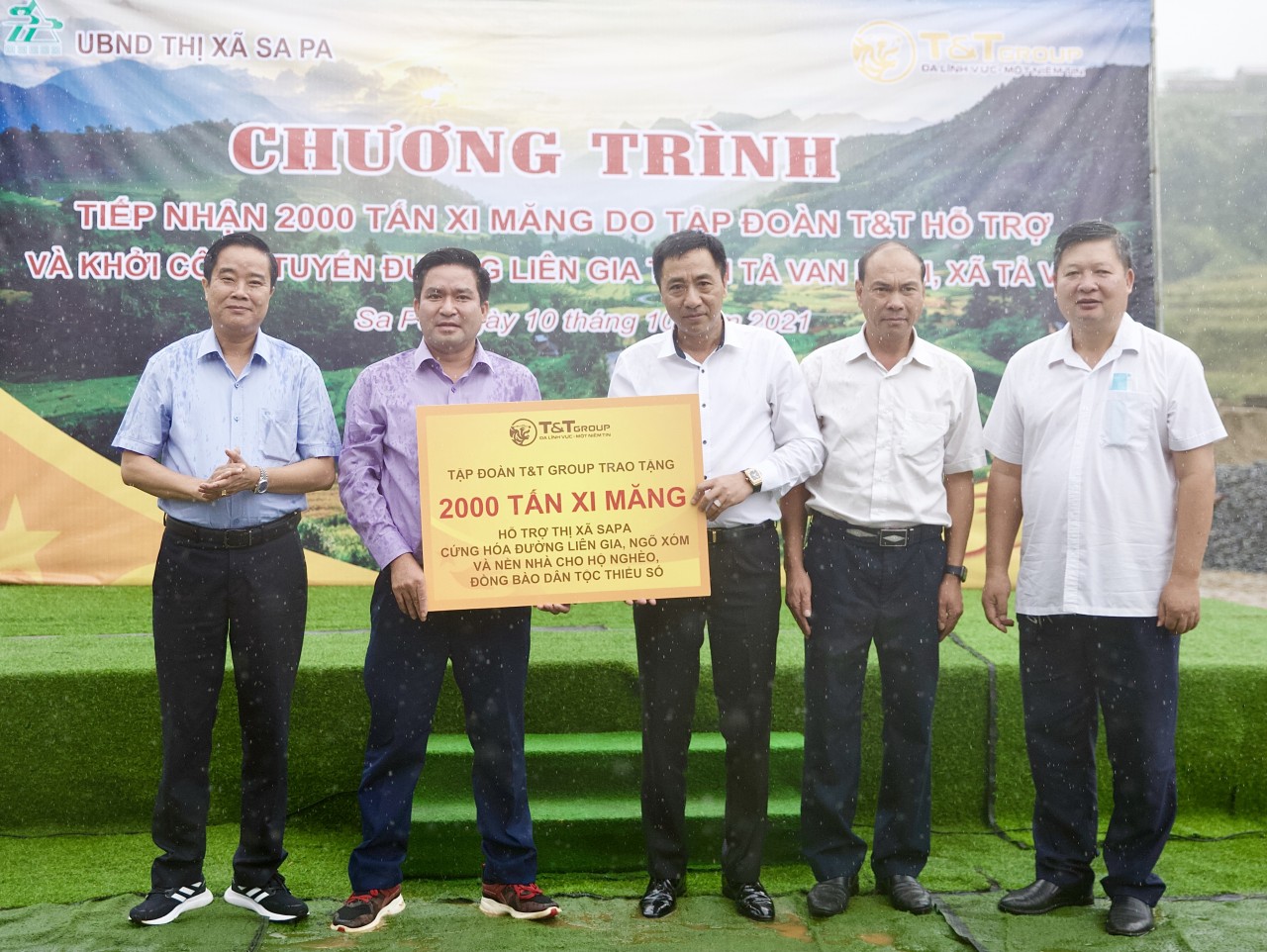 T&T Group trao tặng 2.000 tấn xi măng hỗ trợ thị xã Sa Pa cứng hóa nền nhà và làm đường