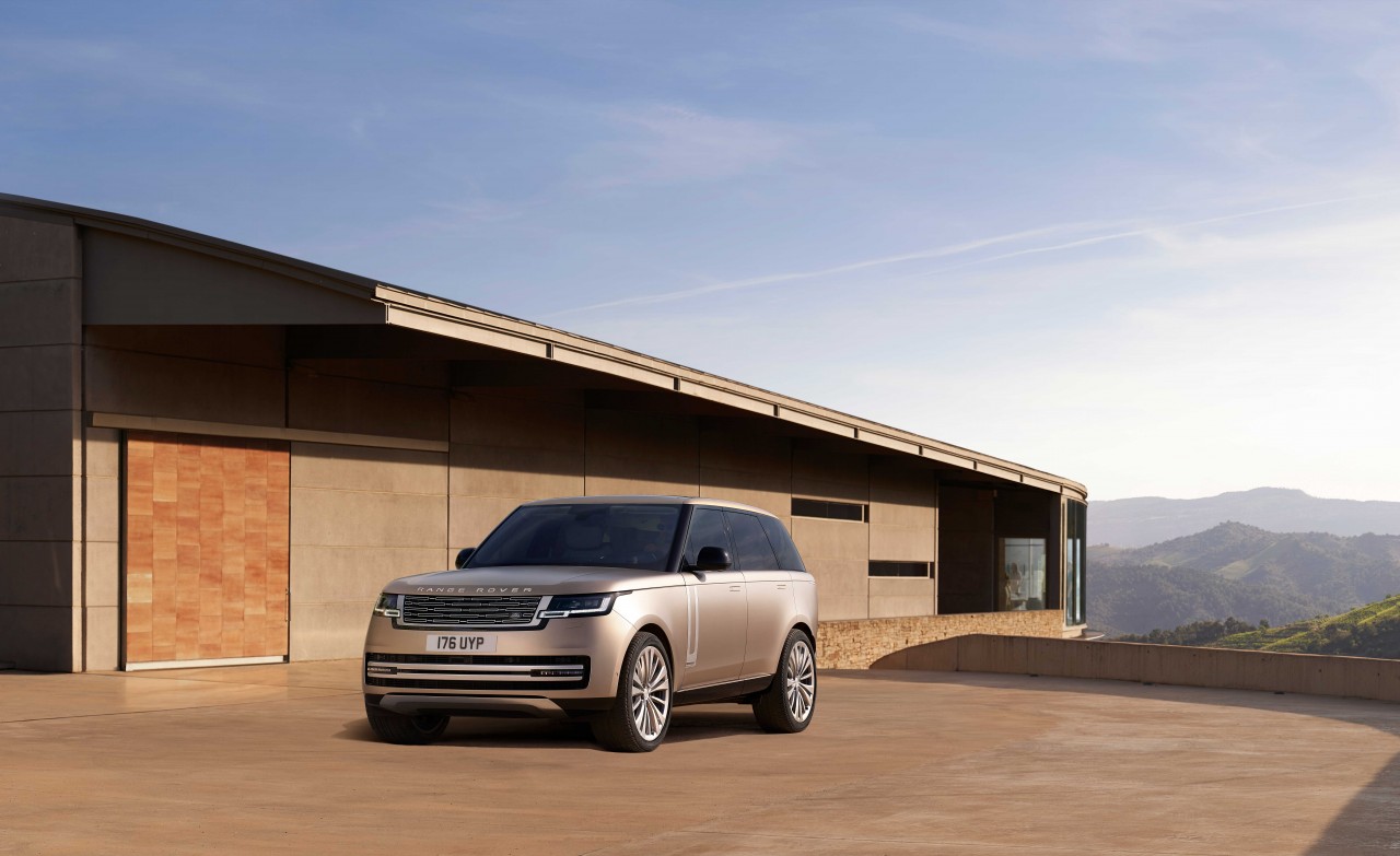 Range Rover mới là sự kết hợp hài hòa giữa tỷ lệ vóc dáng cùng sự sang trọng, diện mạo hoàn hảo và những đường nét sắc cạnh.