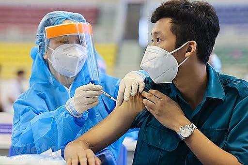 Gần 79% người dân đủ điều kiện đã tiêm ít nhất 1 mũi vaccine phòng COVID-19