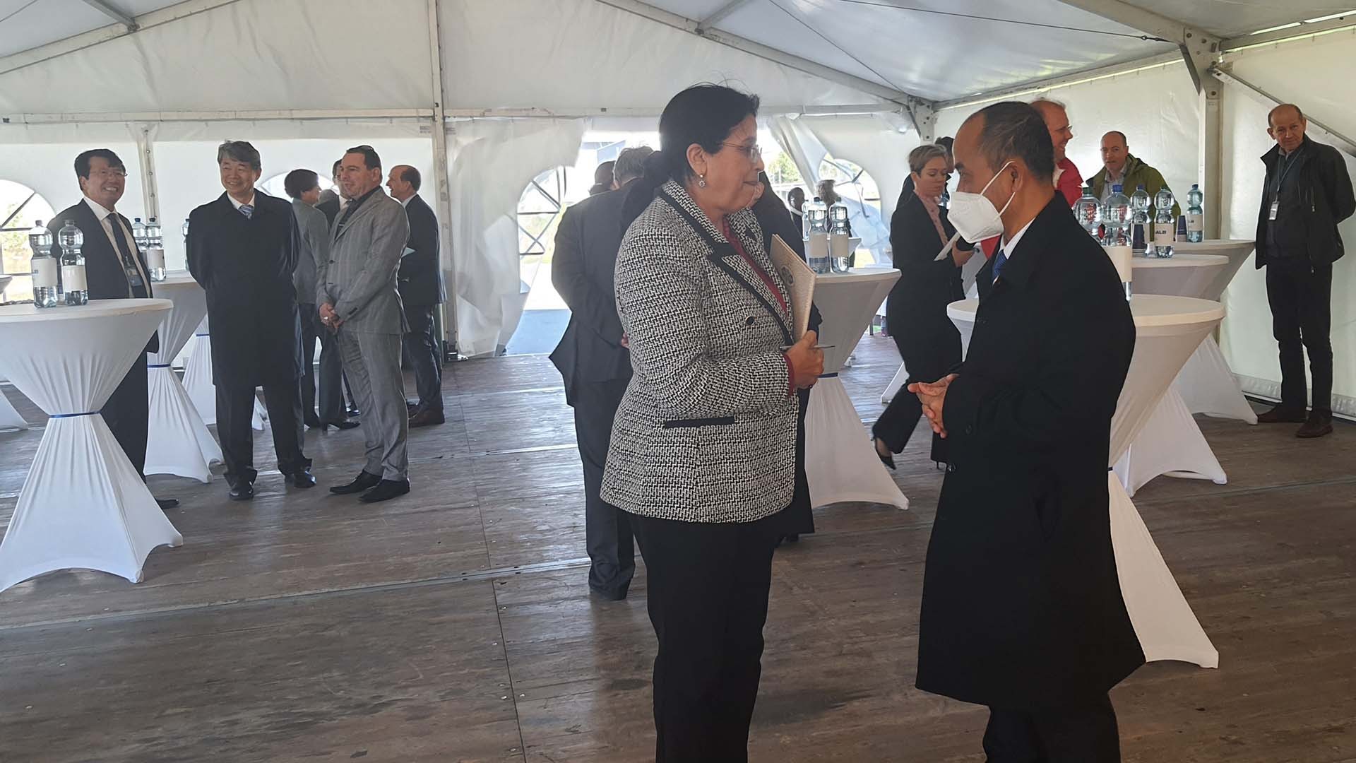 Đại sứ Nguyễn Trung Kiên trao đổi với Bà Najat Mohktar, Phó TGĐ IAEA phụ trách về Khoa học và ứng dụng hạt nhân