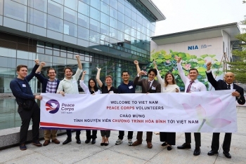 Nhóm tình nguyện viên đầu tiên của Chương trình Hòa bình tới Việt Nam