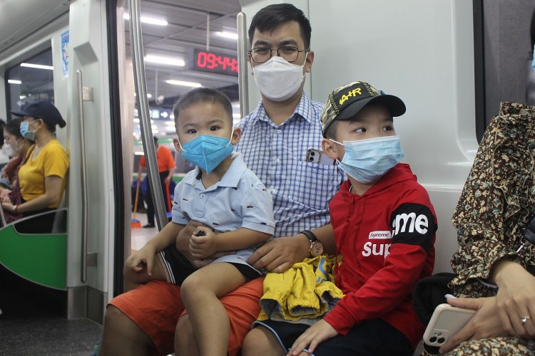 Người dân được đi tàu Cát Linh-Hà Đông sau thời gian dài chờ đợi | Giao thông | Vietnam+ (VietnamPlus)