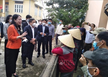 Phó Chủ tịch nước thăm, động viên nhân dân vùng lũ tại Quảng Bình