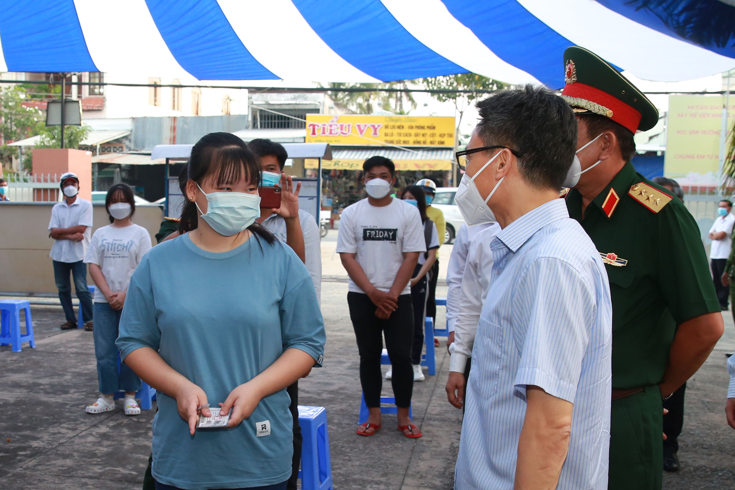 Phó Thủ tướng Vũ Đức Đam thăm, động viên thầy trò vùng dịch Tiền Giang