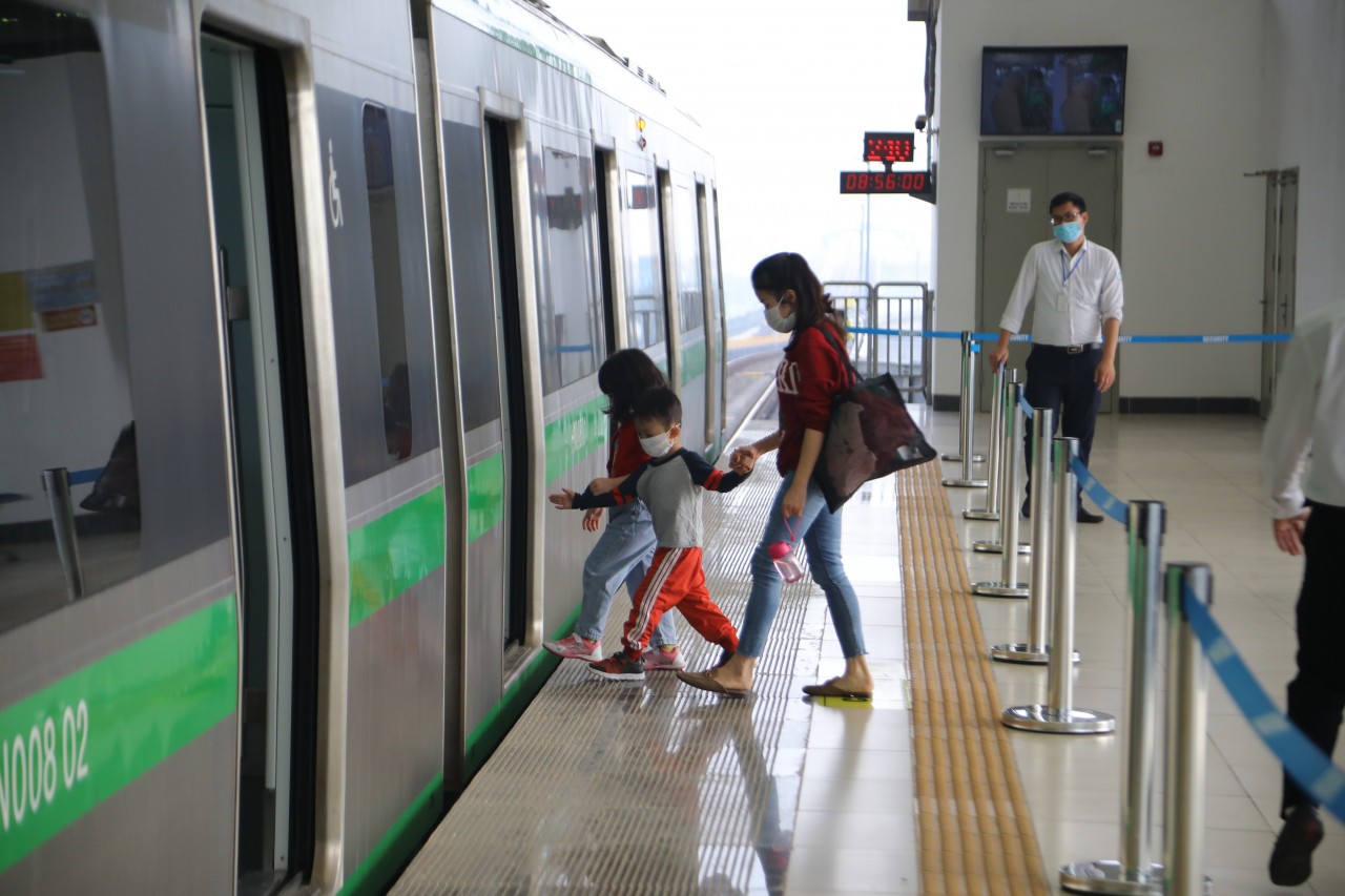 Ngày đầu thu phí, tàu Cát Linh - Hà Đông đón hơn 25.300 lượt khách