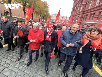 Mít tinh kỷ niệm 105 năm Cách mạng Tháng Mười tại Nga