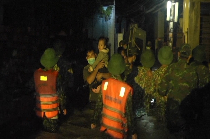 Hàng trăm cán bộ chiến sĩ khẩn cấp cứu dân trong đêm