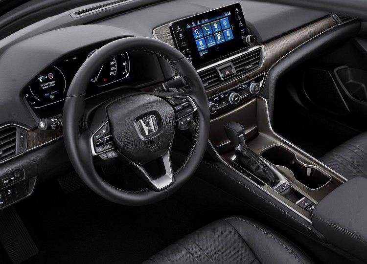 Bên cạnh cụm vô lăng Honda Accord tích hợp nhiều phím chức năng là màn hình cảm ứng trung tâm kích thước 8 inche đa kết nối.