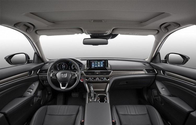Khoang lái Honda Accord rộng rãi và tràn ngập tiện nghi, công nghệ. 