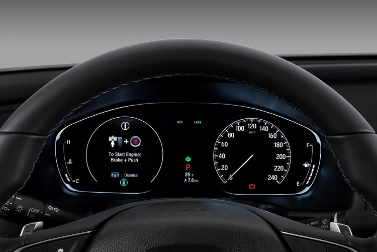 Phía sau vô lăng Honda Accord là cụm đồng hồ điện tử hiển thị sắc nét. 