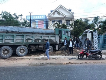 Tin tức tai nạn giao thông chiều 1/1: Nhà dân bị xe tải tông sập cổng lúc sáng sớm