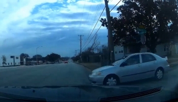 Camera giao thông: Sedan thản nhiên lao qua đường, gây họa cho ôtô