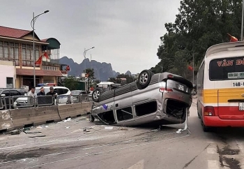 Tin tức tai nạn giao thông chiều 3/1: Xe Hyundai húc văng khối bê tông rồi lật ngửa, phơi bụng giữa đường