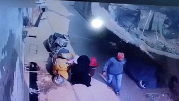 Video: Kinh hoàng cảnh bức tường đổ sập vào nhóm người đi bộ dưới đường