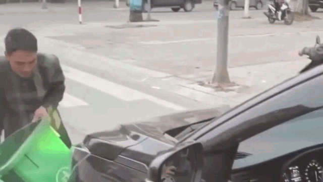 Hai thanh niên hộc tốc đuổi theo xin lại thùng rác khiến nữ tài xế ô tô ngơ ngác