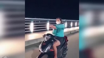 Camera giao thông: Cô gái múa quạt khi đang lái xe máy khiến dân tình ngao ngán