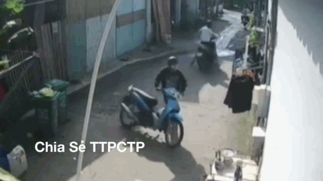 Video: Bị phát hiện, hai tên trộm xe máy xịt hơi cay loạn xạ để tẩu thoát