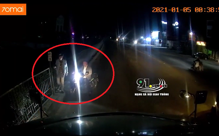 Camera giao thông: Tài xế container hoang mang tột độ khi bất ngờ bị 3 người đàn ông lao ra chặn đầu xe