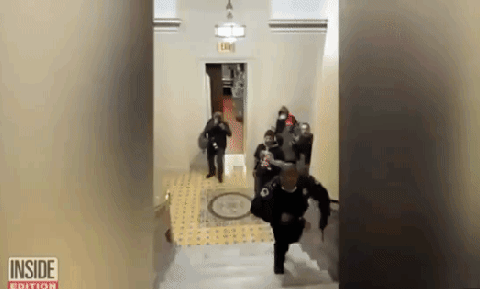 Video: Khoảnh khắc cảnh sát Mỹ tháo chạy khi người biểu tình dồn dập tiến vào Điện Capitol