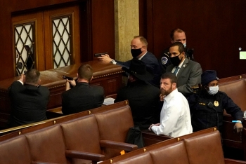 Hỗn loạn tại Quốc hội, khoảnh khắc hãi hùng đối với Nghị sĩ Mỹ
