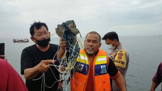 Tìm thấy nhiều phần thi thể và mảnh vỡ nghi của máy bay Sriwijaya Air mất tích