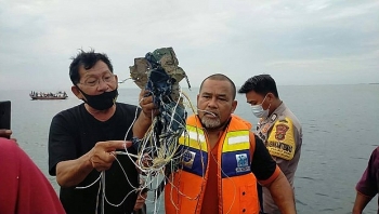 Tìm thấy nhiều phần thi thể và mảnh vỡ nghi của máy bay Indonesia