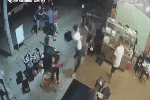 Video: Nhóm thanh niên tới tấp xông vào đánh người đàn ông trong quán bia Sóc Nâu