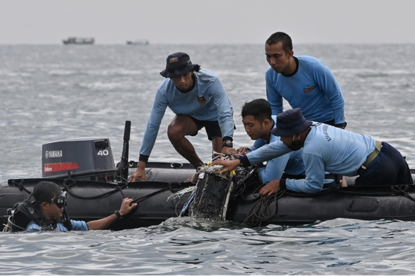 Tìm thấy một hộp đen của máy bay Indonesia gặp nạn