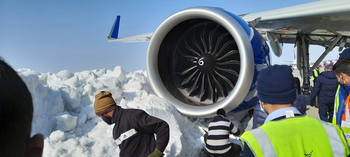 Đâm phải tuyết trên đường băng, máy bay chở hư hỏng, 233 hành khách hoảng loạn rụng rời