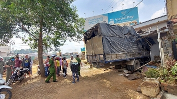 tin tuc tai nan giao thong noi bat ngay 141 xe tai lao vao nha dan tong sap phong ngu