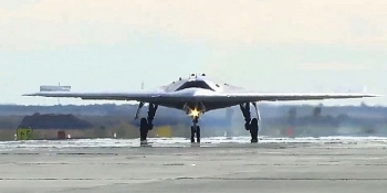 Siêu UAV tàng hình Okhotnik của Nga thả bom 