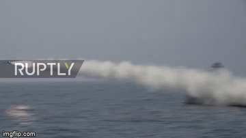 Tàu chiến Iran phóng hàng loạt tên lửa hành trình và ngư lôi từ tàu ngầm
