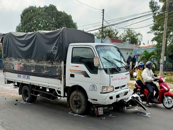 tin tuc tai nan giao thong noi bat ngay 161 tai xe xe tai ngu gat tong vao nhom hoc sinh dang dung mua banh mi ven duong