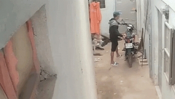 Video: Trộm lẻn vào khu nhà trọ, lấy cắp xe máy đỗ trước sân nhà
