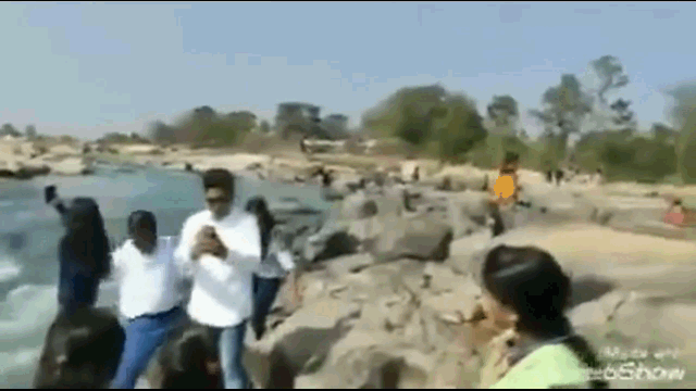 Bị người khác đụng trúng khi đang đứng selfie bên mép sông, cô gái ngã xuống dòng nước xiết tử vong