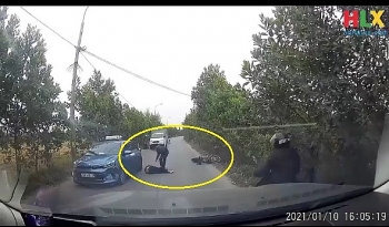 Camera giao thông: Đầu trần, phóng xe lạng lách trên đường, hai thanh niên bị con bê chạy ngang hạ gục