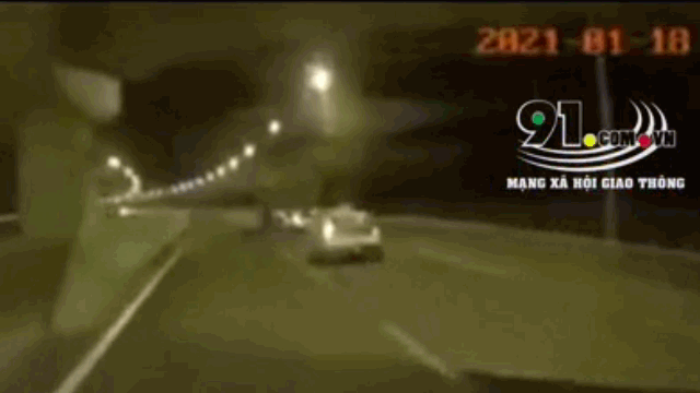 Camera giao thông: Taxi bất ngờ tông vào đuôi container trên cao tốc rồi lật nghiêng trong đêm