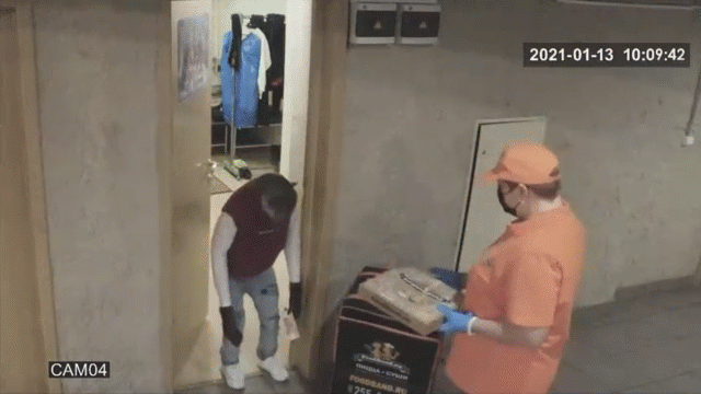 Video: Vị khách "kì dị" ra nhận pizza, nữ nhân viên giật bắn mình, hoảng hốt lùi lại phía sau