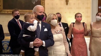 Video Tổng thống Joe Biden bế cháu nội nhảy theo nhạc tại Nhà Trắng gây 