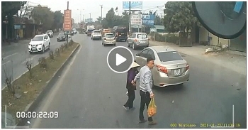 Camera giao thông: Dừng xe dắt cụ bà sang đường, tài xế container nhận "mưa lời khen"