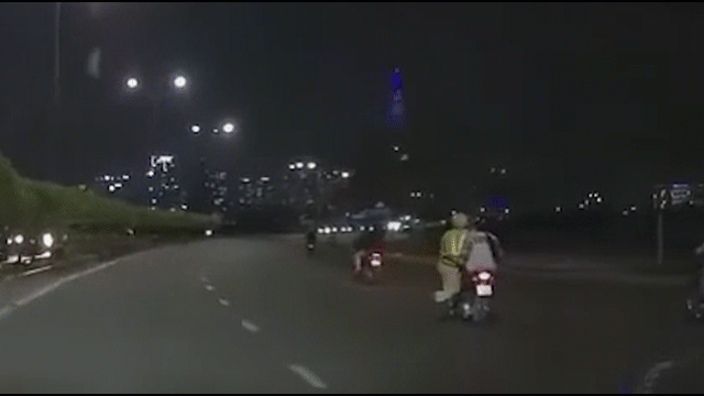Camera giao thông: CSGT dùng hết tốc lực đu bám trên xe máy vi phạm